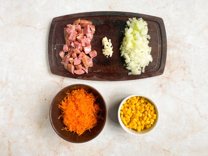 Ingredientes picados e separados em recipientes.