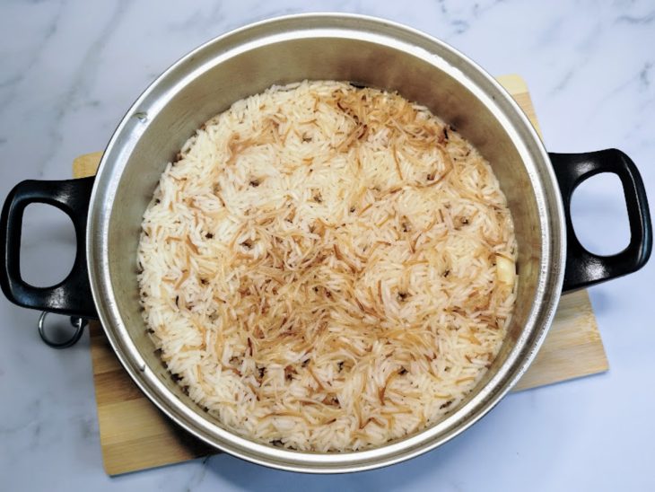 Uma panela contendo macarrão cabelo de anjo triturado com arroz.