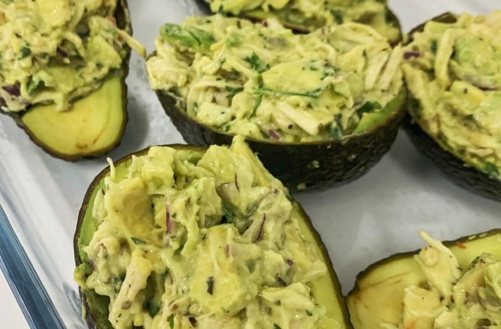 Avocado com frango desfiado