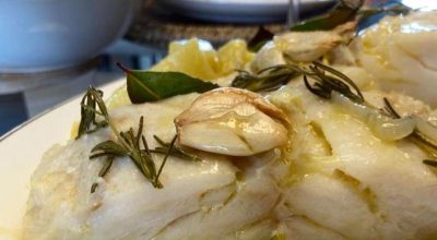 Bacalhau ao forno com alho e alecrim