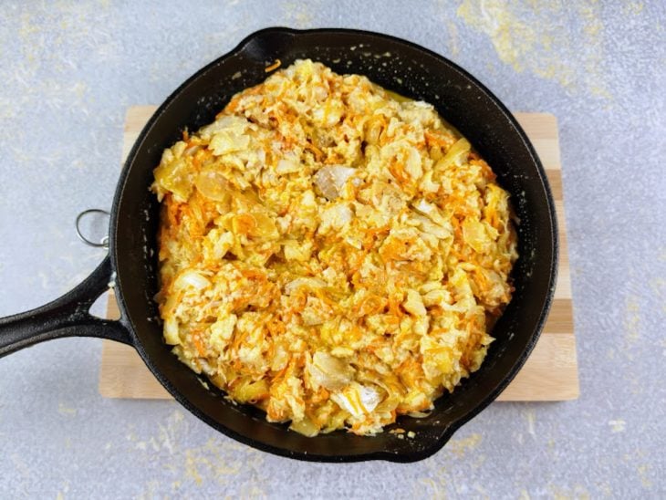 Pão com leite e lascas de bacalhau adicionadas ao refogado.