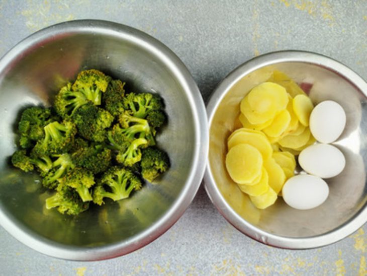 Recipientes com batatas, ovos e brócolis.