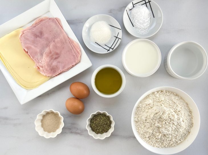 Ingredientes para a baguete de presunto e queijo.