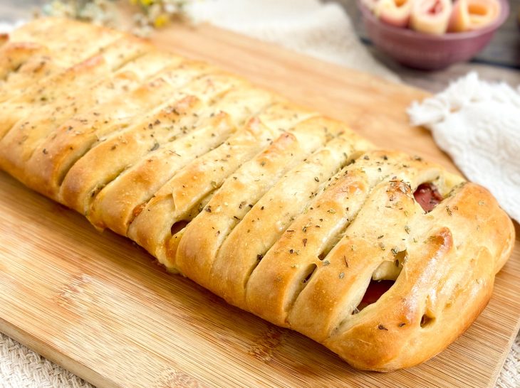 Baguete de presunto e queijo pronta para consumo.