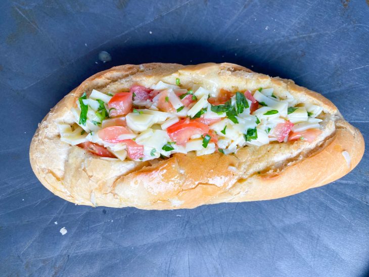 pão baguete recheado antes de ir ao forno