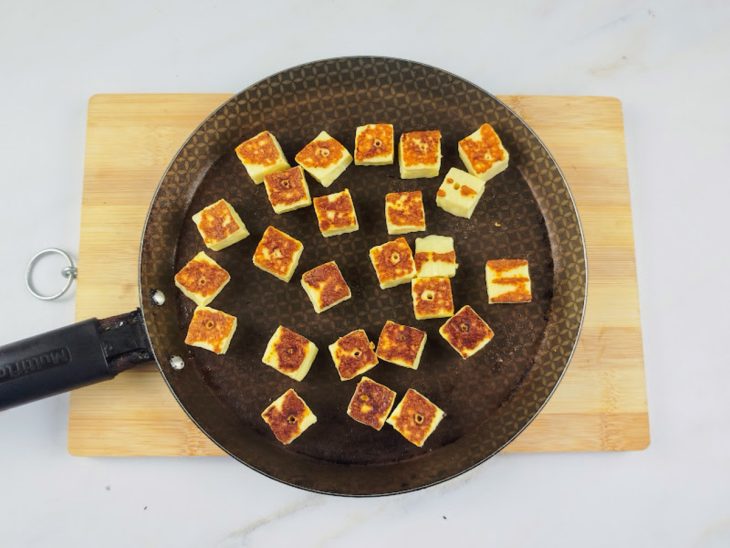 Queijo coalho dourado na frigideira.