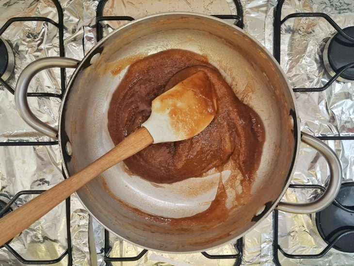 Banana batida, açúcar e suco de limão incorporados em uma panela.