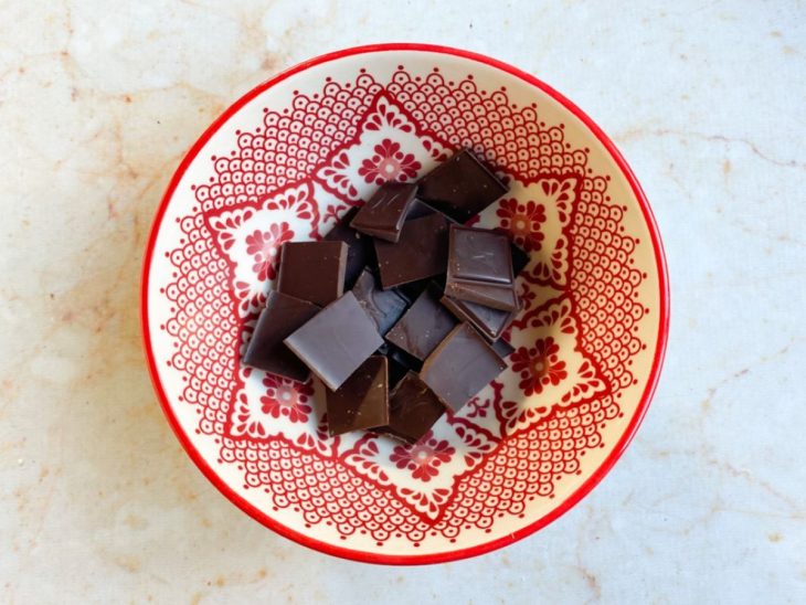 Chocolate em pedaços em uma tigela.