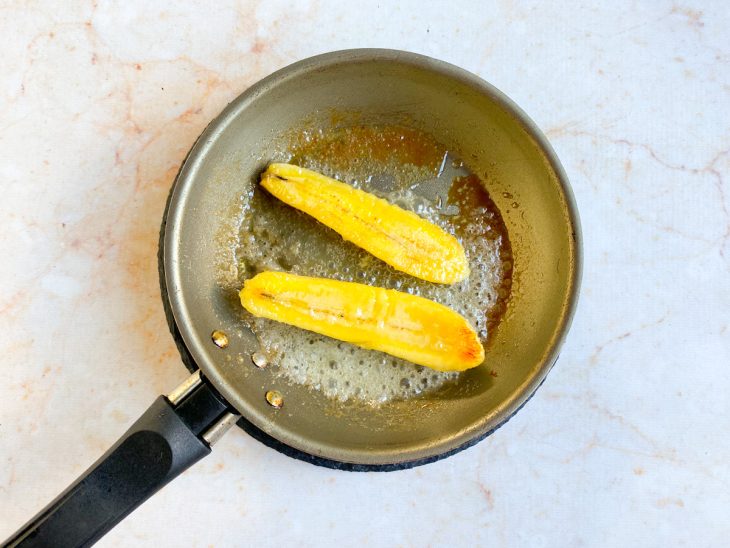 Frigideira com açúcar, banana e manteiga.