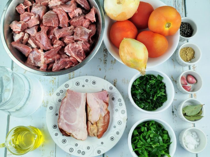 ingredientes reunidos para fazer barreado