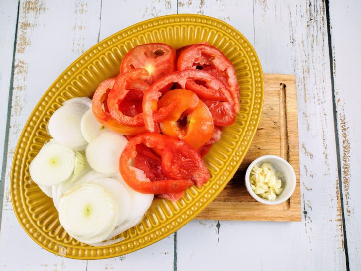 travessa com cebola e tomate cortados em rodelas