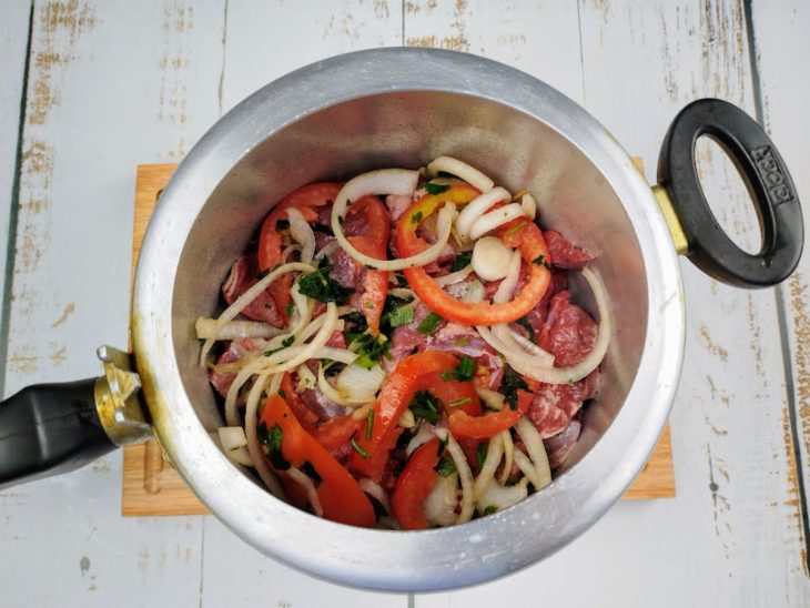 bacon com rodelas de tomate e cebola na panela de pressão