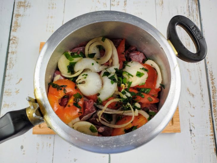 bacon com rodelas de tomate e cebola na panela de pressão