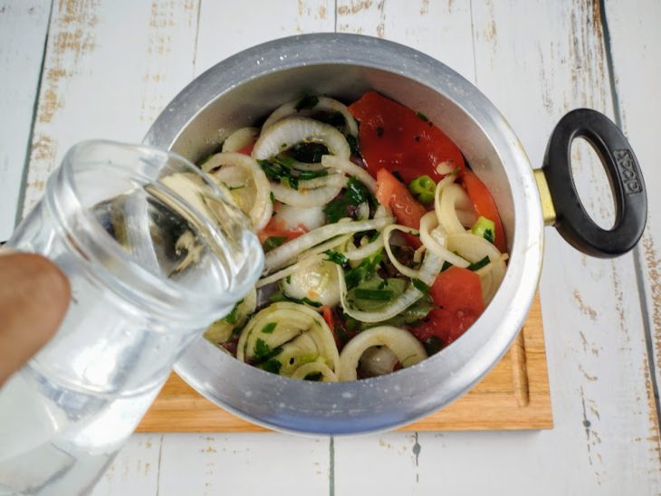 bacon com rodelas de tomate e cebola na panela de pressão