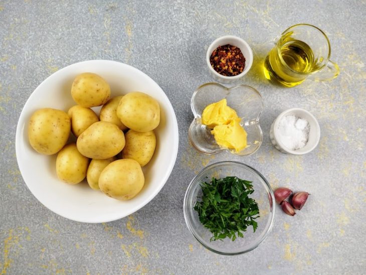 Ingredientes da batata calabresa separados em uma bancada