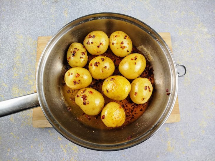 Frigideira com batatas, azeite, manteiga, sal e pimenta calabresa