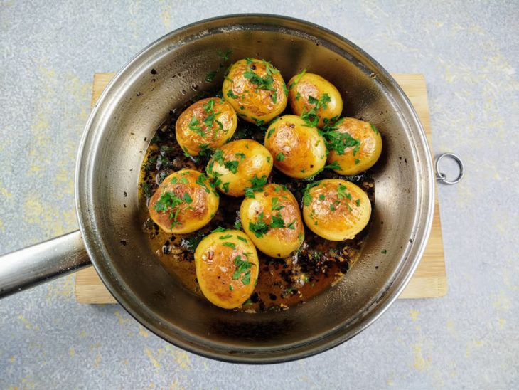 Frigideira com batatas e cheiro-verde salpicado