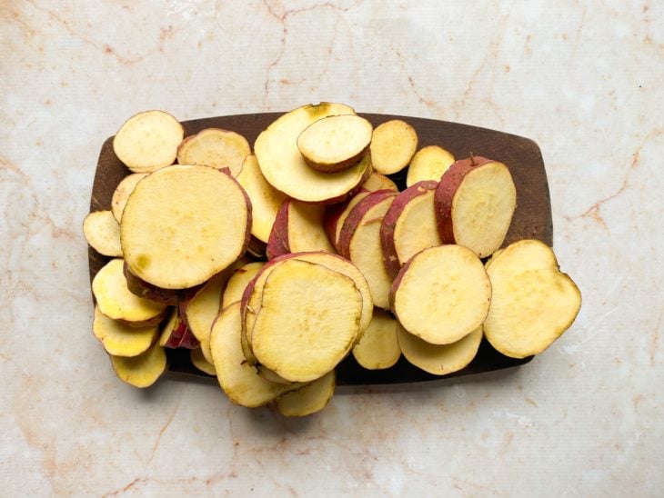 Batatas cortadas em rodelas médias.