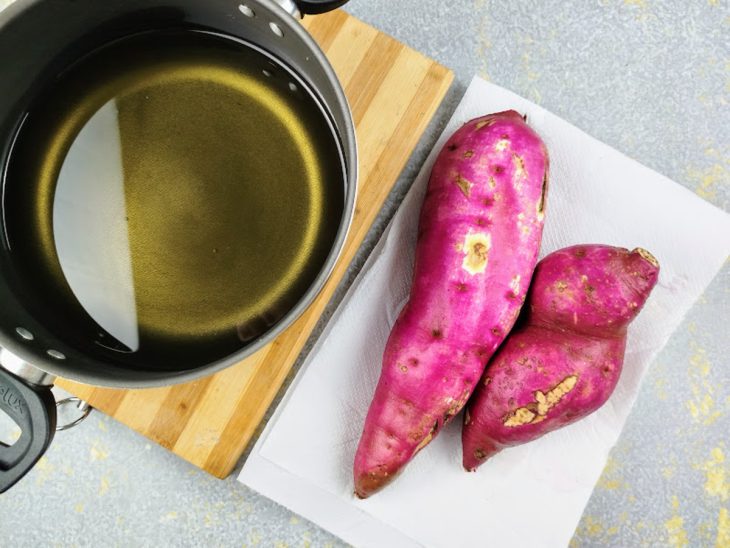 Batatas-doce higienizadas e panela com óleo.