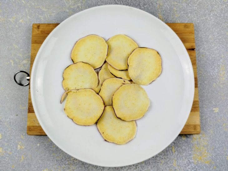 Rodelas de batata-doce cruas em um prato.