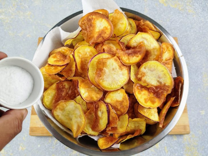 Batata-doce frita temperada com sal.