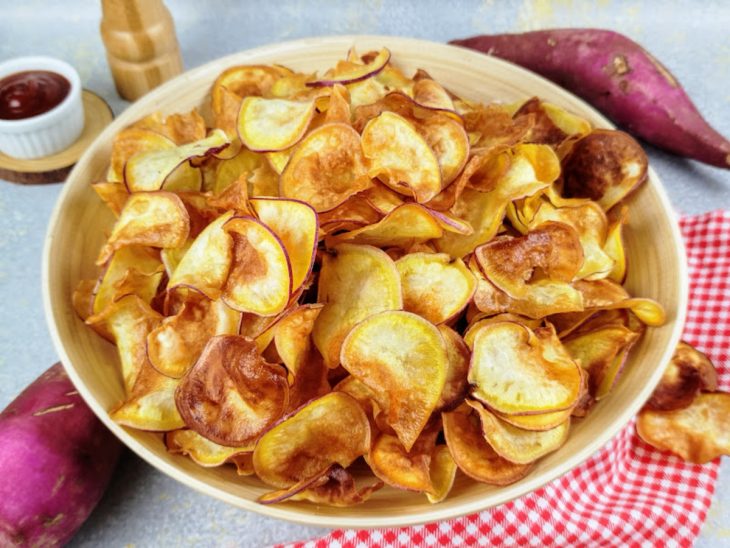 Batata-doce frita em um recipiente pronta para consumo.