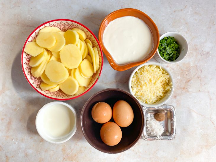 Ingredientes para a receita de batata gratinada com creme de leite.