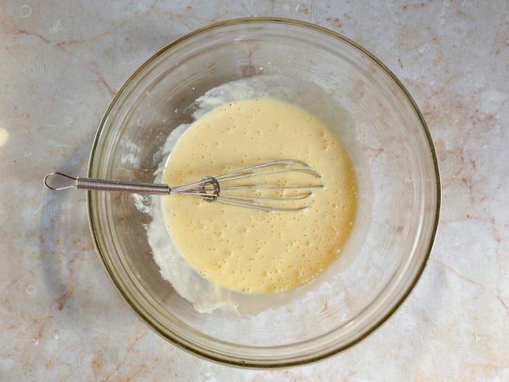 Ingredientes batidos em uma tigela.