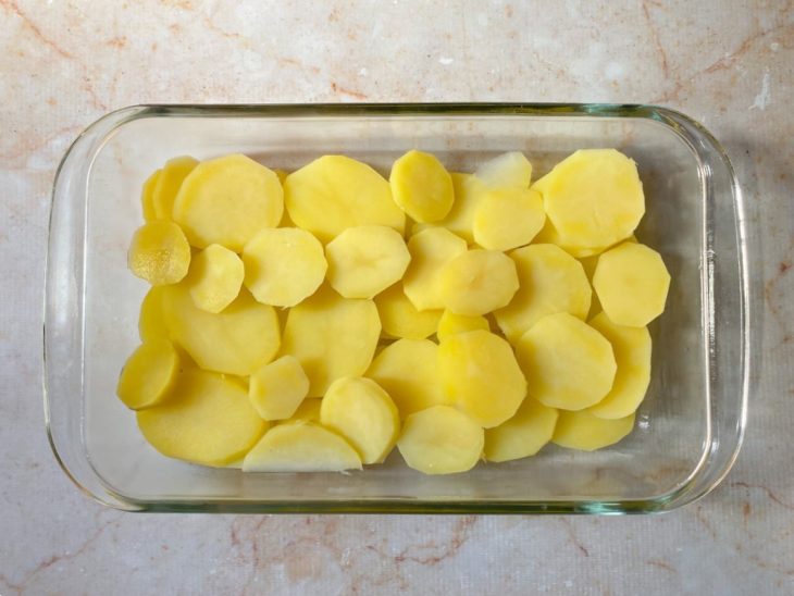 Batatas acomodadas em um refratário.