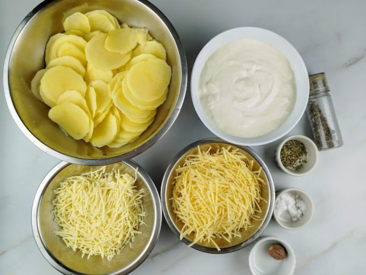 Ingredientes para a receita de batata gratinada no forno.