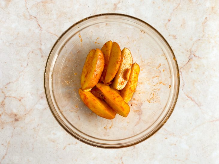 Tigela com batatas temperadas com alho, azeite, sal e paprica.