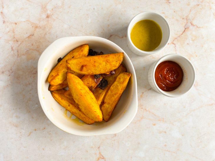 Batatas na air fryer prontas para consumo.