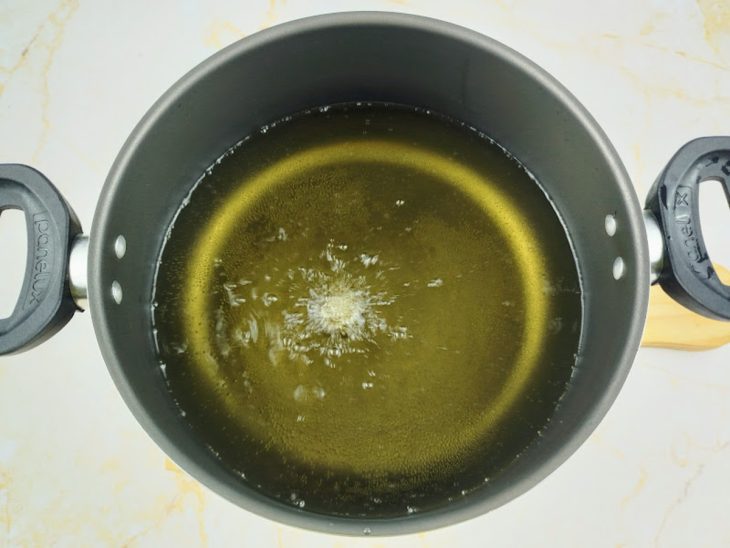 Panela com óleo quente.