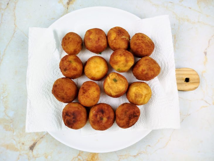 Batata noisette frita em um prato com papel toalha.