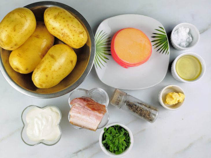 Ingredientes para a receita de batata recheada no forno.