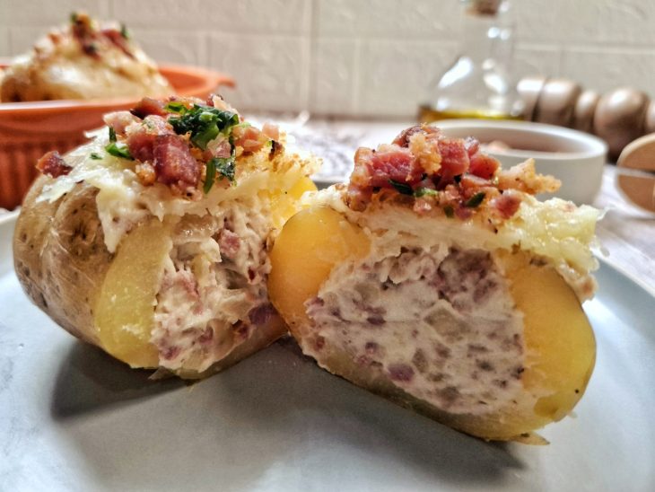 Um prato com batata recheada rápida.