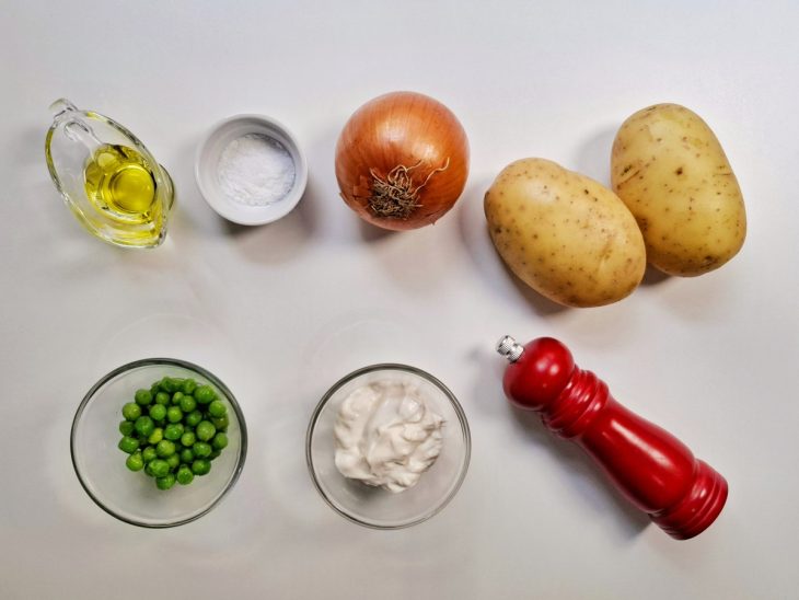 Ingredientes para a receita de batata recheada vegetariana.