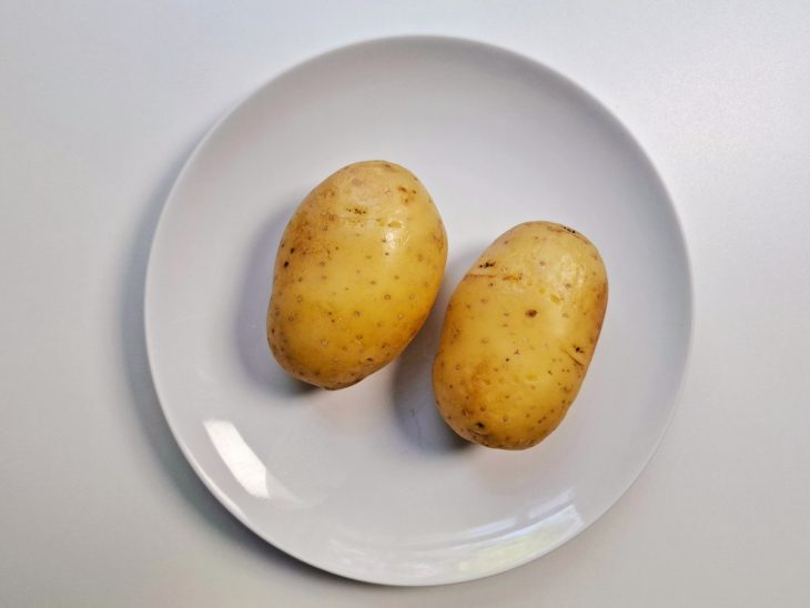 Batatas após tempo de micro-ondas.