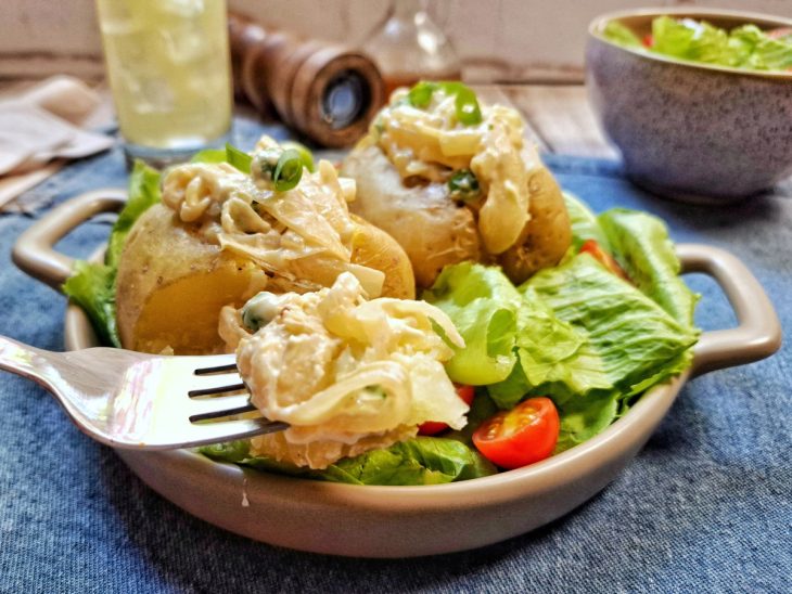 Batatas recheadas com recheio acomodado, prontas para consumo.