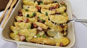 Batata rústica com molho de queijo e bacon