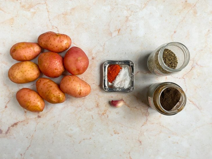 ingredientes reunidos para fazer batatas assadas