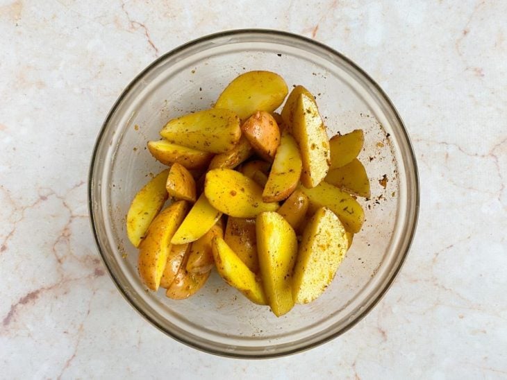 tigela com tiras de batatas temperadas