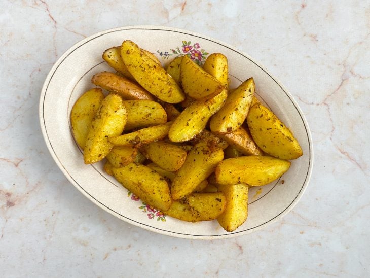 prato com batatas assadas