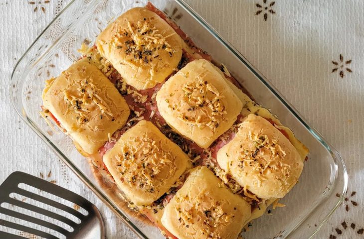 Bauru de forno com pão de queijo