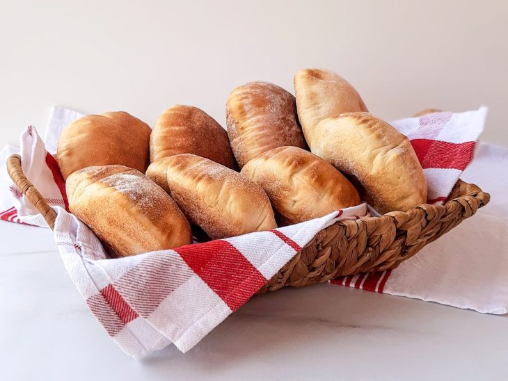 Pães prontos distribuídos em uma cesta