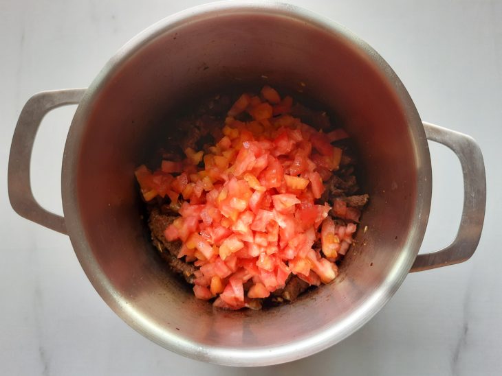 carne refogando na panela com tomate