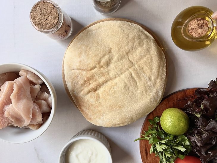 Ingredientes necessários separados em uma bancada