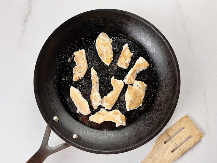 Filés de frango temperados em uma frigideira