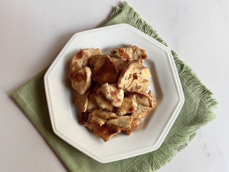 Filés de frango grelhados separados em um prato