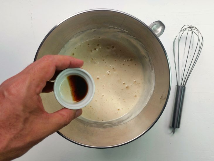 Um recipiente contendo a mistura de ovos, açúcar, óleo, leite, baunilha e farinha.